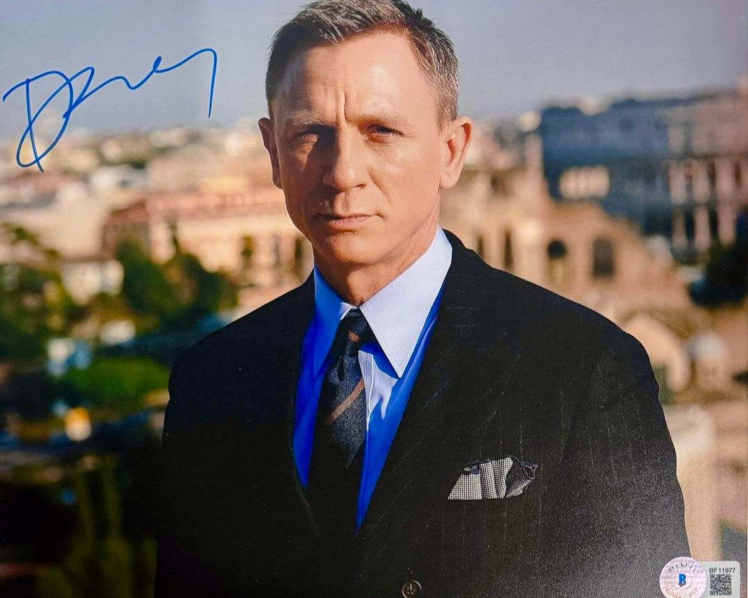 Daniel Craig Signed 8x10 Photo (James Bond) - Beckett COA #03